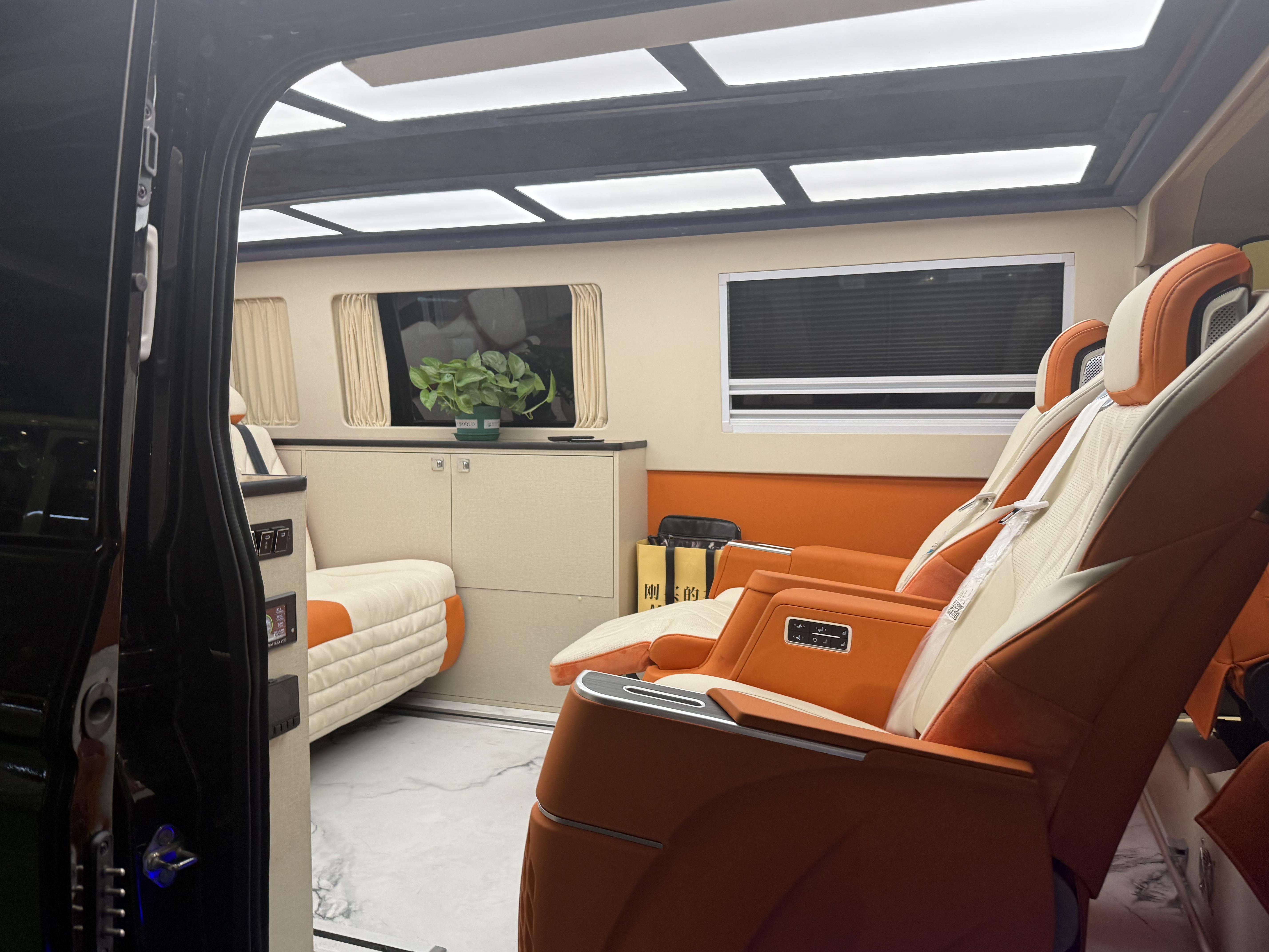 ！中国重汽轻型汽车首登上海国际房车展不朽情缘电子游戏网址多品类强势出击(图3)