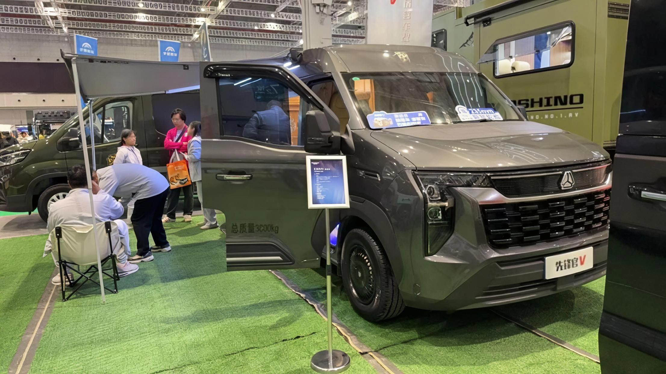 ！中国重汽轻型汽车首登上海国际房车展不朽情缘电子游戏网址多品类强势出击(图2)